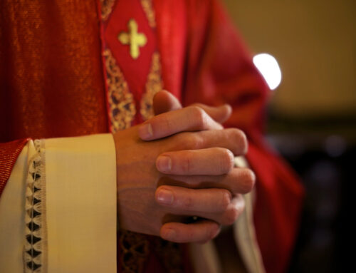Sac de messe, housse de missel : bien choisir ses accessoires liturgiques